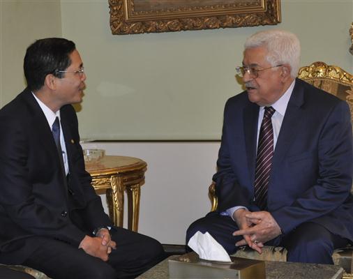 Vietnam y Palestina abogan por buscar una solución pacífica de conflictos